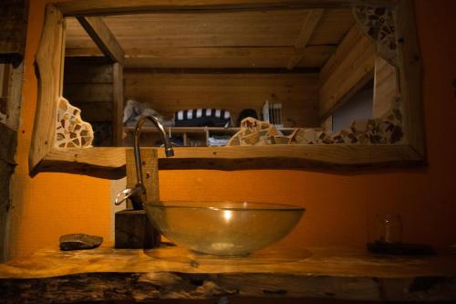庫蘭尼匹的住宿－Casa Atipika，厨房水槽,木柜台上设有碗