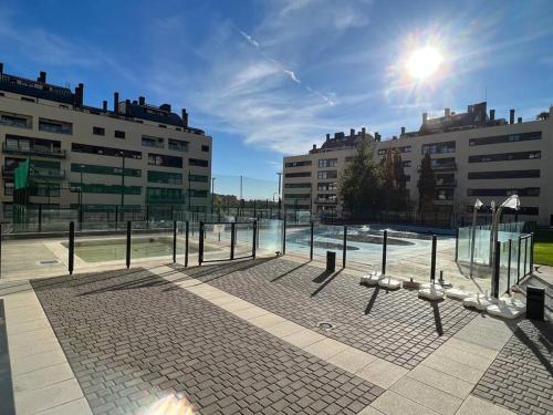 a courtyard in a city with buildings and the sun at Apartamento cerca centro Madrid in Rivas-Vaciamadrid