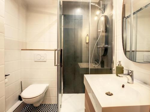 une salle de bain avec une douche, un lavabo et des toilettes dans l'établissement Appartement Ancely tout neuf déco aéro - parking gratuit - Proche Blagnac, à Toulouse