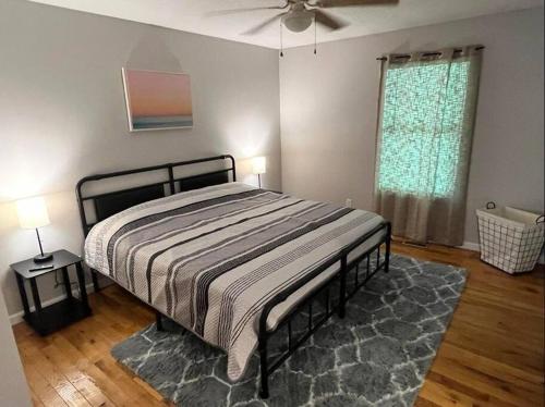 een slaapkamer met een bed en een raam bij Cozy 2 Bedroom Townhouse Near Lake and Restaurants in Guntersville