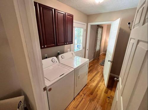 a kitchen with a washer and dryer in a room at Cozy 2 Bedroom Townhouse Near Lake and Restaurants in Guntersville