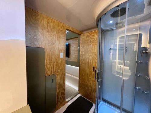 a bathroom with a shower and a glass door at Green Garden Foz - Casas e Lofts em um Bosque in Foz do Iguaçu