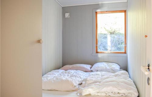 Ένα ή περισσότερα κρεβάτια σε δωμάτιο στο 4 Bedroom Lovely Home In Nordtveitgrend