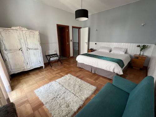 1 dormitorio grande con 1 cama y 1 sofá en HOTEL BOUTIQUE CASA NOBLE SPA, en Santiago