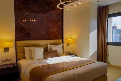 a bedroom with a large bed with a large headboard at Hotel Best Night 2 in Alger