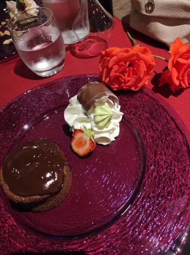 a purple plate with a chocolate dessert on a table at Cantu di Fiumu in Zonza