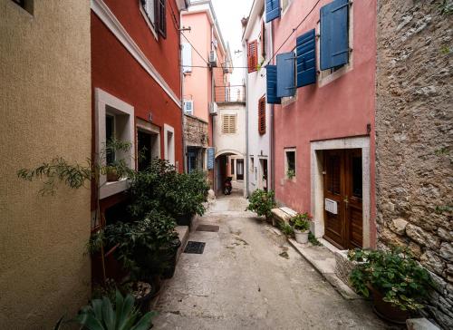 an alley in an old town with buildings at Guesthouse Riba in Vrsar