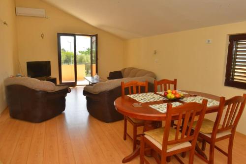 una sala de estar con una mesa y sillas en D apartment, en Kotor