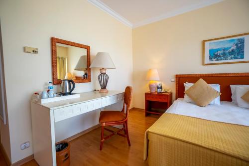 Giường trong phòng chung tại Presa Di Finica Hotel