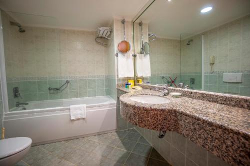 Phòng tắm tại Presa Di Finica Hotel