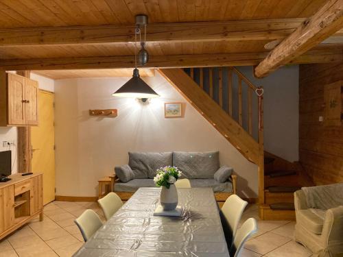 un salon avec une table et un canapé dans l'établissement GITE LE SOLAN DE FINE, à Saint-Jean-de-Belleville