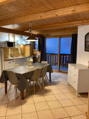 une cuisine et une salle à manger avec une table et des chaises dans l'établissement GITE LE SOLAN DE FINE, à Saint-Jean-de-Belleville