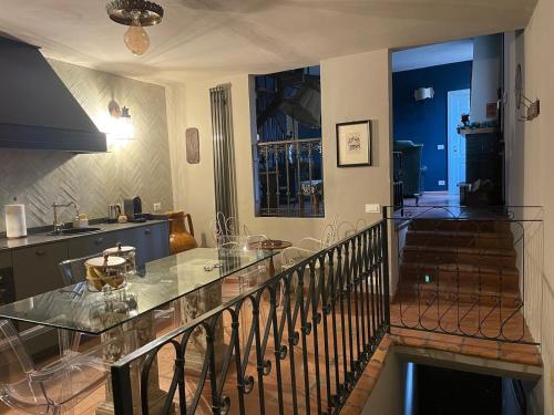 une chambre avec un escalier et une table en verre dans l'établissement Borgogna 14, à Reggio d'Émilie