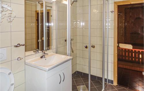 a bathroom with a sink and a shower at Nice Apartment In Hemsedal With 2 Bedrooms, Sauna And Wifi in Hemsedal