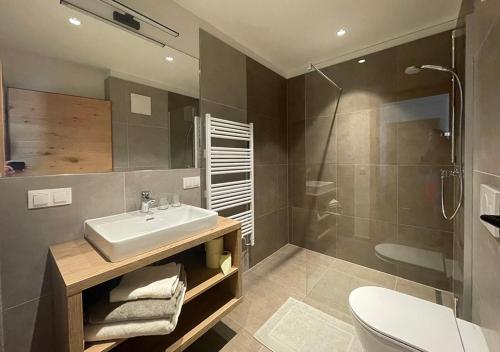 A bathroom at Seespitz 37 - Ferienwohnungen Eisendle