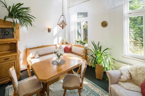- un salon avec une table et des chaises en bois dans l'établissement Pension Schmidt, à Schierke