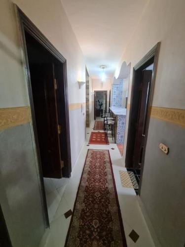 un corridoio di una casa con un tappeto sul pavimento di SEMO Home a Il Cairo