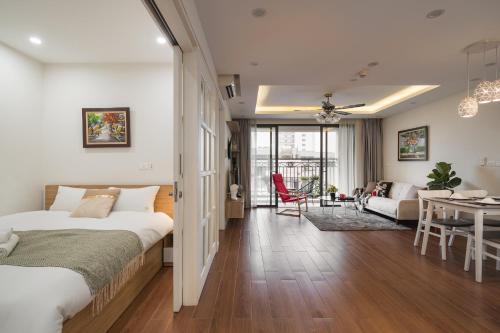 1 dormitorio con 1 cama y sala de estar en Troy House - D'Leroi Soleil - 59 Xuan Dieu en Hanoi