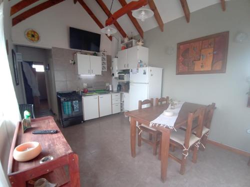 eine Küche mit einem Holztisch und einem Esszimmer in der Unterkunft Resiliencia in Río Gallegos