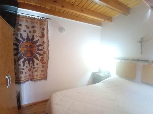 ein Schlafzimmer mit einem Bett und einem Vorhang mit einem Gesicht drauf in der Unterkunft Resiliencia in Río Gallegos