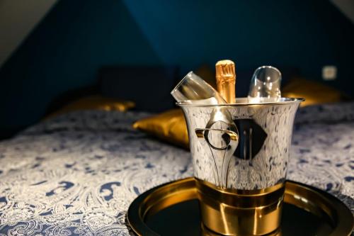 a metal cup on top of a bed at Le Wellness Privatif in Seraing