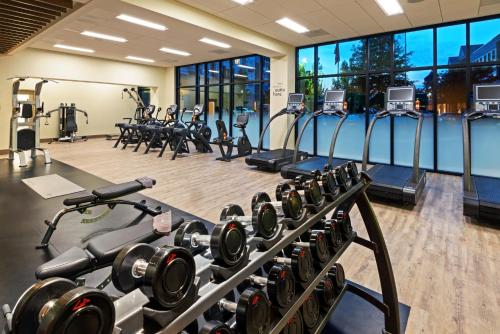 The fitness centre and/or fitness facilities at EVEN Hotel Manchester Airport, an IHG Hotel