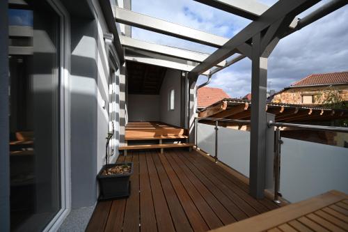 Elle comprend un balcon avec une terrasse en bois. dans l'établissement Ferienwohnung Ulla, à Bad Staffelstein