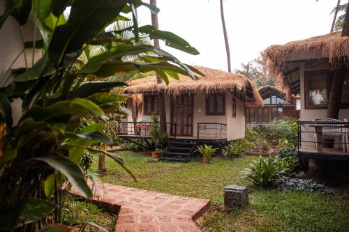 Anahata Retreat Beach Front Ashwem Goaにある庭