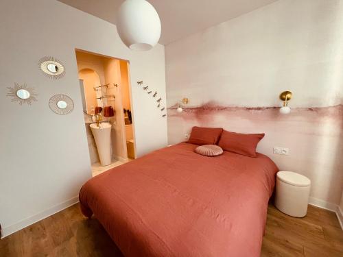 - une chambre avec un grand lit orange dans l'établissement Love Room LOsmose chambre Alchimie Bed and Breakfast Wimereux, à Wimereux