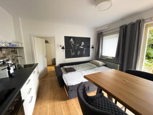cocina con mesa y 1 cama en una habitación en Appartement No 5, en Weimar