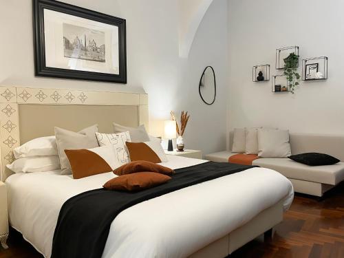 1 dormitorio con 1 cama blanca grande con almohadas en Maison Caesar - Exclusive Apartment [115 m2], en Roma