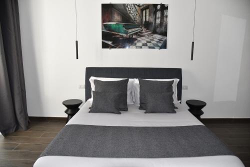 1 dormitorio con 1 cama grande con almohadas en GL rooms and apartments en Bari
