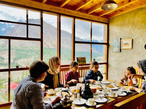 罕薩的住宿－Old Hunza inn，一群坐在餐厅桌子上的孩子