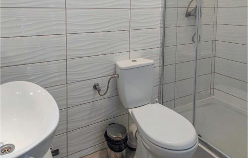 Koupelna v ubytování 2 Bedroom Beautiful Home In Wilcze