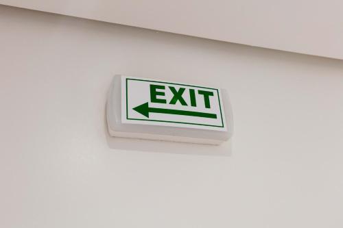 a exit sign on the wall of a building at Hotel Best Night 2 in Alger