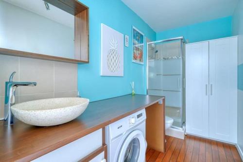 une salle de bain avec un lavabo et une machine à laver dans l'établissement Charmant studio avec terrasse et parking, à Corbeil-Essonnes