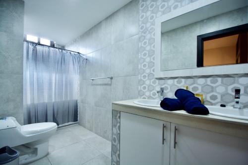 y baño con lavabo, aseo y espejo. en Pepe's House Guayaquil I MicroHostel Self Check-In, en Guayaquil