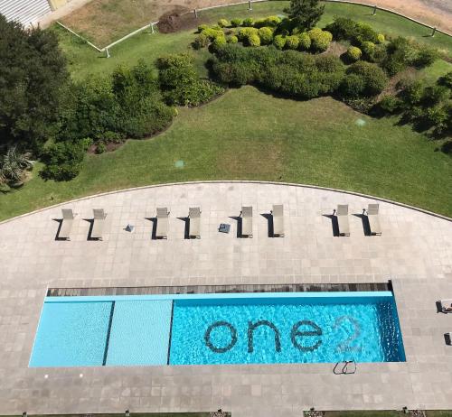 eine Aussicht auf einen Pool mit dem Wort 1 in der Unterkunft Torre One 2 Vista al Mar a metros de la playa in Punta del Este