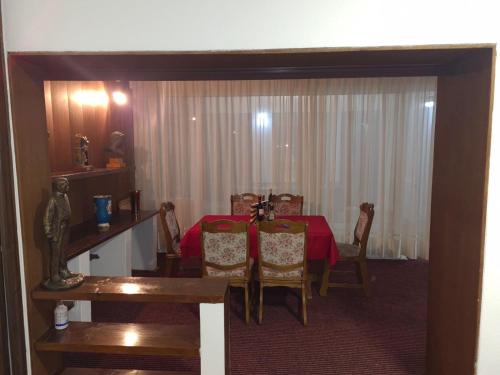 une salle à manger avec une table et des chaises rouges dans l'établissement Kuća za odmor Niki, à Pale