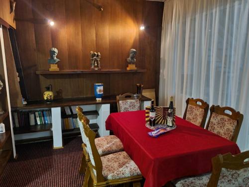 une salle à manger avec une table et un chiffon rouge dans l'établissement Kuća za odmor Niki, à Pale