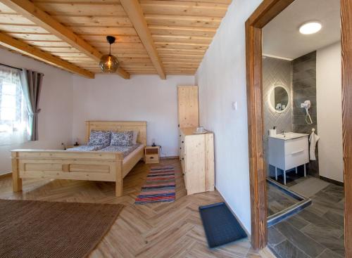 a bedroom with a bed and a sink at Pepi Vendégház - Casa de oaspeți Pepi in Joseni