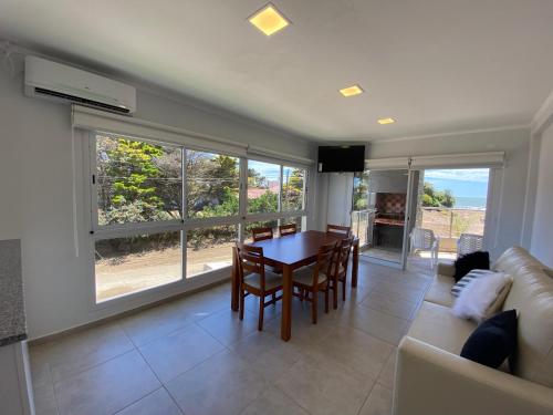 sala de estar con mesa y sofá en Complejo Bosque y Mar en San Clemente del Tuyú