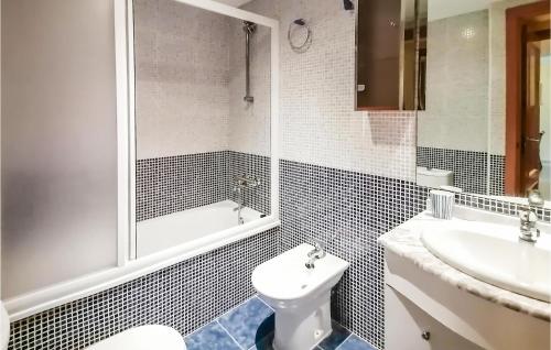 La salle de bains est pourvue d'un lavabo, de toilettes et d'une baignoire. dans l'établissement Amazing Apartment In Oropesa Del Mar With Wifi, à Oropesa del Mar