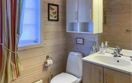 a bathroom with a toilet and a sink at Beautiful Home In Straumgjerde With 3 Bedrooms in Brunstad