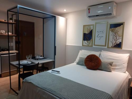 ジョアンペソアにあるBauten Cabo branco -Flat moderno e confortável 314のベッドルーム1室(ベッド1台、小さなテーブル、テーブル付)