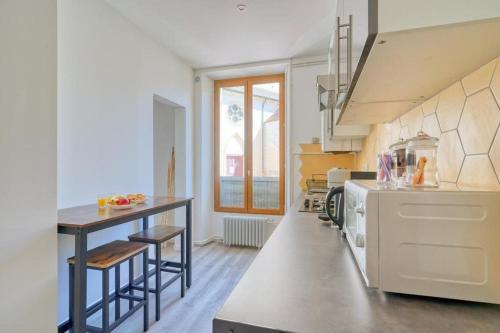 een keuken met een tafel en stoelen erin bij studio cosy hypercentre proche Paris in Corbeil-Essonnes