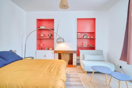 een slaapkamer met een bed en een bank bij studio cosy hypercentre proche Paris in Corbeil-Essonnes
