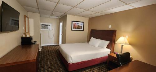 Tempat tidur dalam kamar di Nashoba Valley Inn & Suites