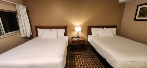 Tempat tidur dalam kamar di Nashoba Valley Inn & Suites