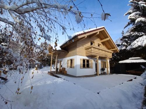 Chalet Dacha mit finnischer Sauna im Winter